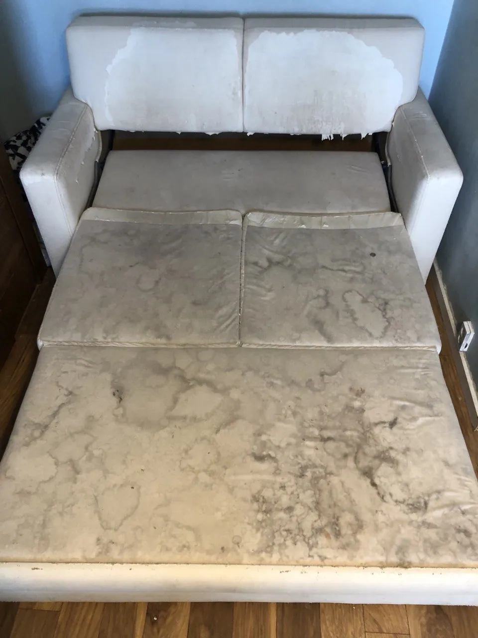 Sofa rozkladana — przed czyszczeniem